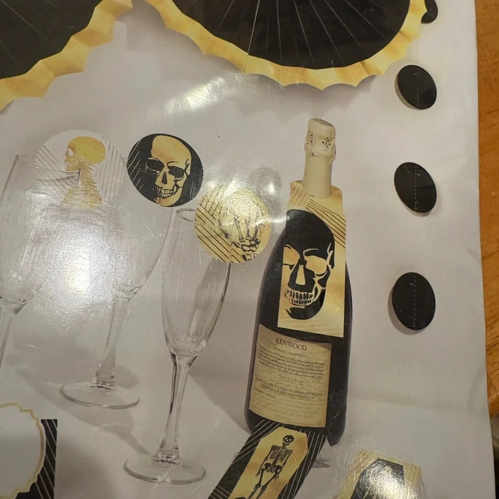Skull Party Decoration Kit - Black‎ and Gold